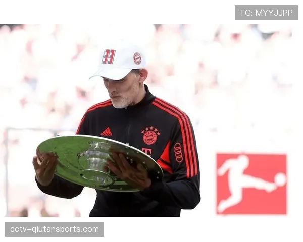 特写:终场哨响,勒沃库森主帅阿隆索被球员高高抛起 特写:终场哨响,勒沃库森主帅阿隆索被球员高高抛起